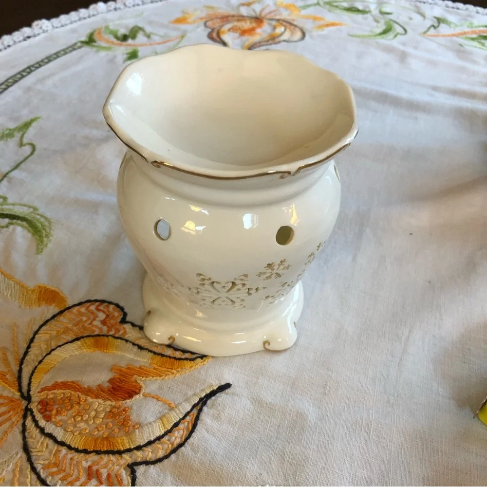 Yankee Candle Porcelain with 24 carat Gold Painted Trim Tart Warmer